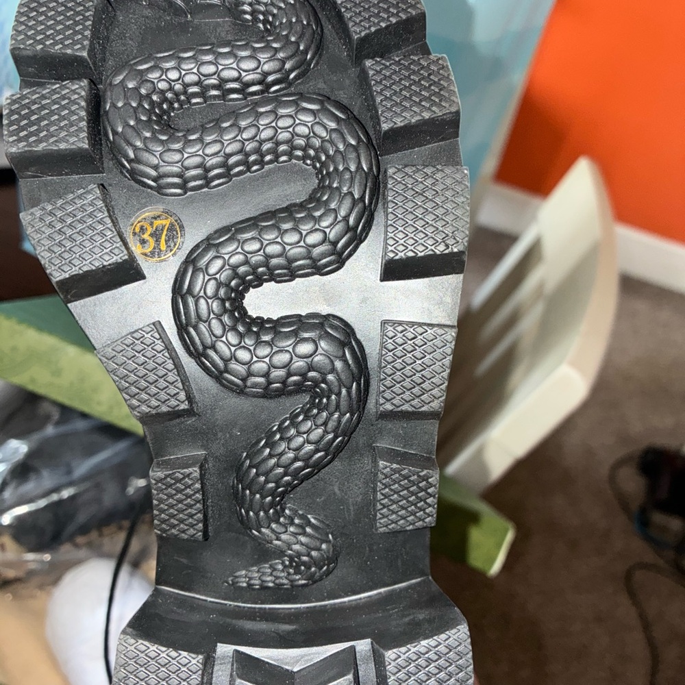 Reptile-Themed Black Pet Mat